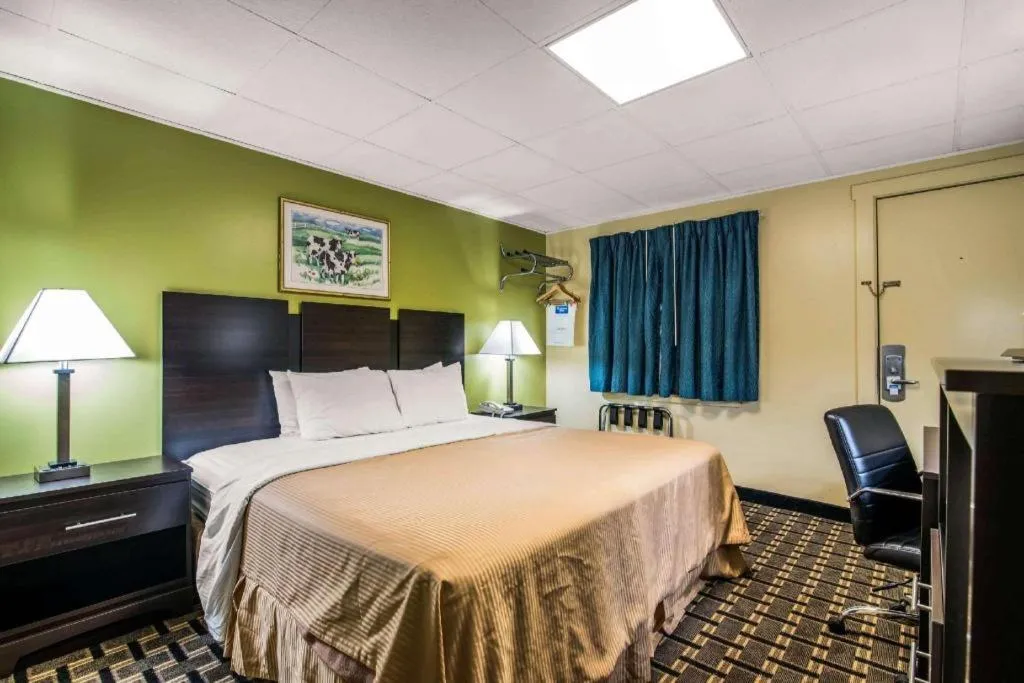 Bed in Rodeway Inn Rutland - Killington