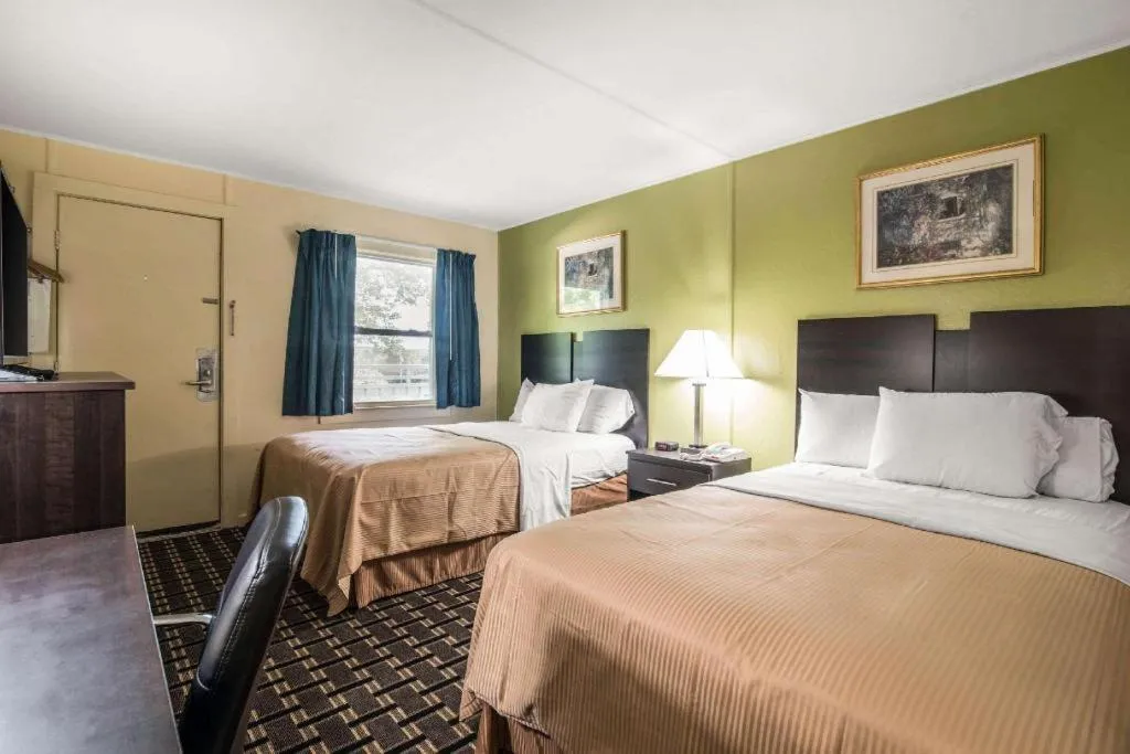 Bed in Rodeway Inn Rutland - Killington