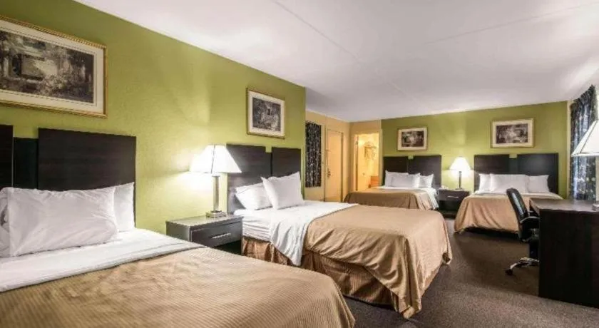 Bed in Rodeway Inn Rutland - Killington