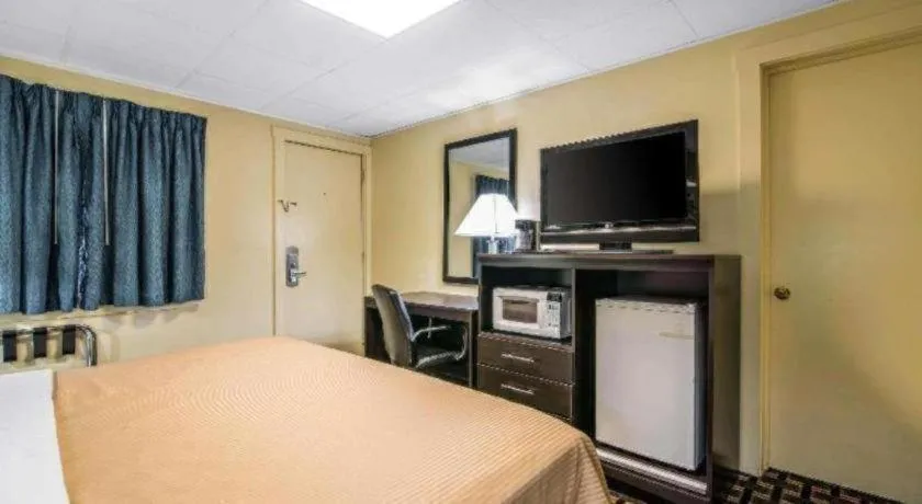 Bed in Rodeway Inn Rutland - Killington