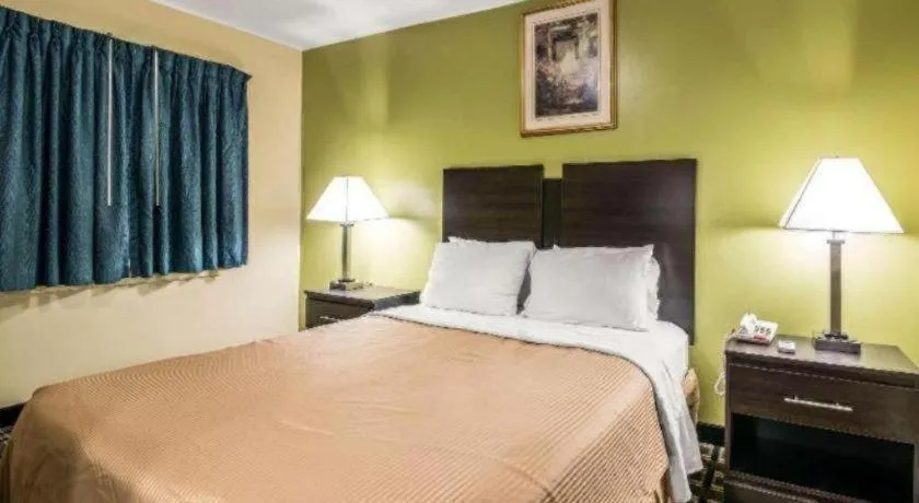 Bed in Rodeway Inn Rutland - Killington