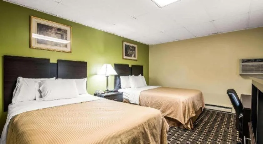 Bed in Rodeway Inn Rutland - Killington