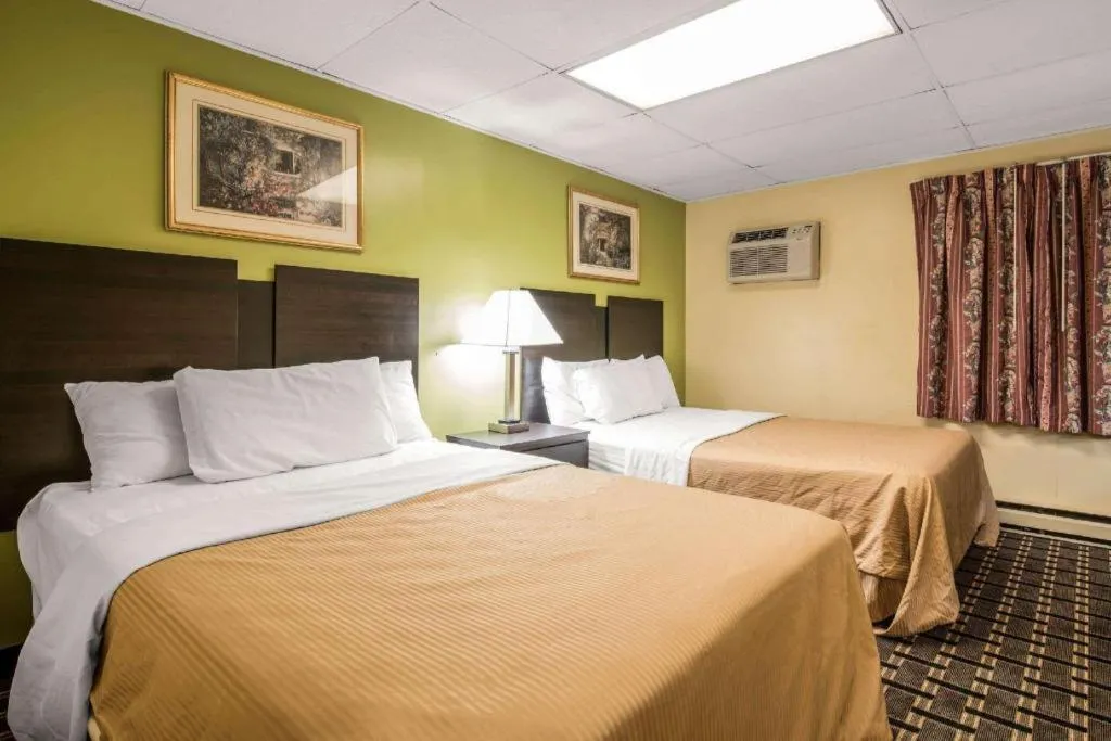 Bed in Rodeway Inn Rutland - Killington