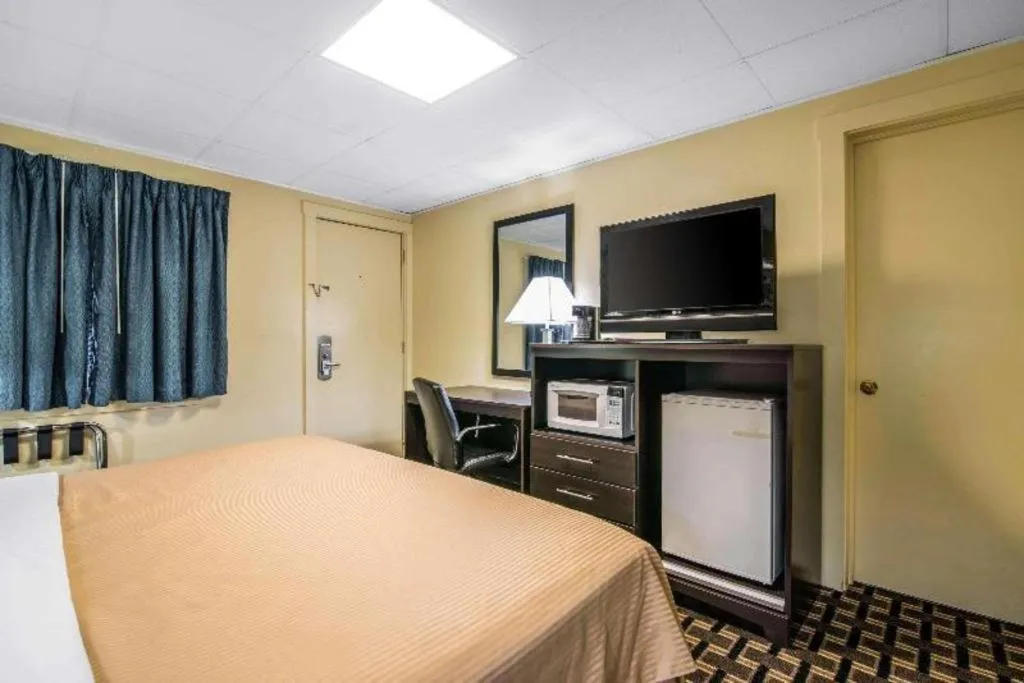 Bed in Rodeway Inn Rutland - Killington