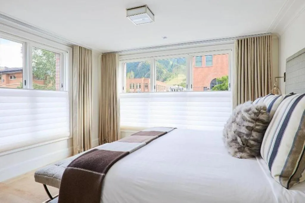 Bed in Hotel Jerome, An Auberge Resort