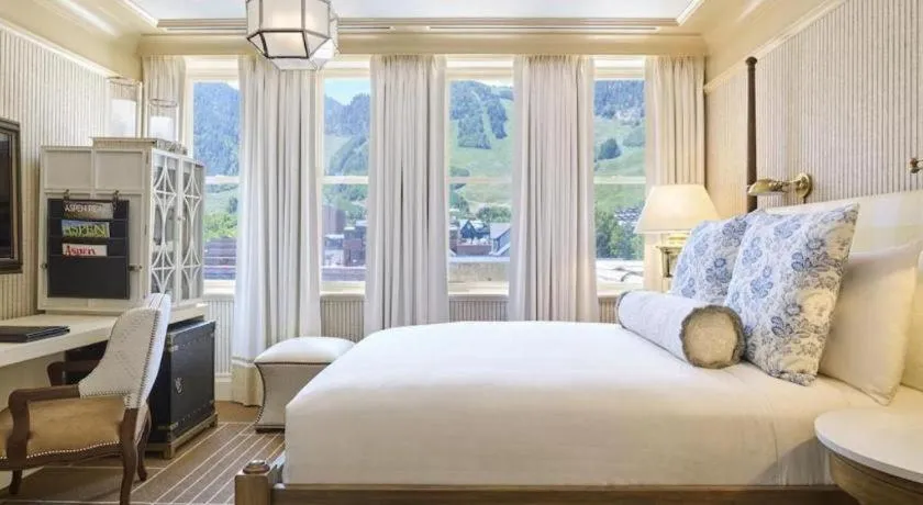 Bed in Hotel Jerome, An Auberge Resort