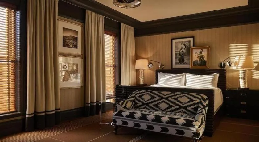 Bed in Hotel Jerome, An Auberge Resort