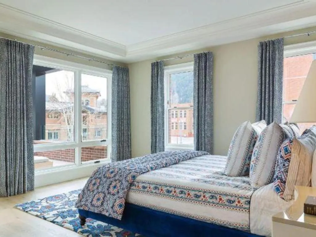 Bed in Hotel Jerome, An Auberge Resort