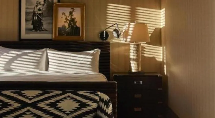 Bed in Hotel Jerome, An Auberge Resort