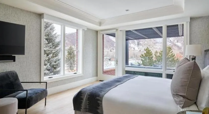 Bed in Hotel Jerome, An Auberge Resort