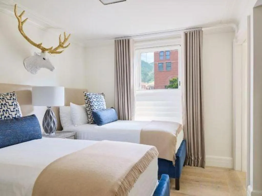 Bed in Hotel Jerome, An Auberge Resort