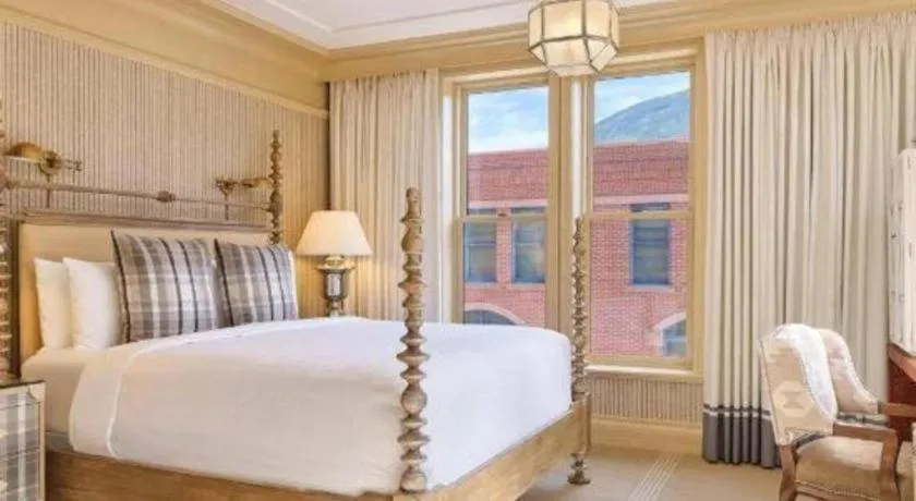 Bed in Hotel Jerome, An Auberge Resort