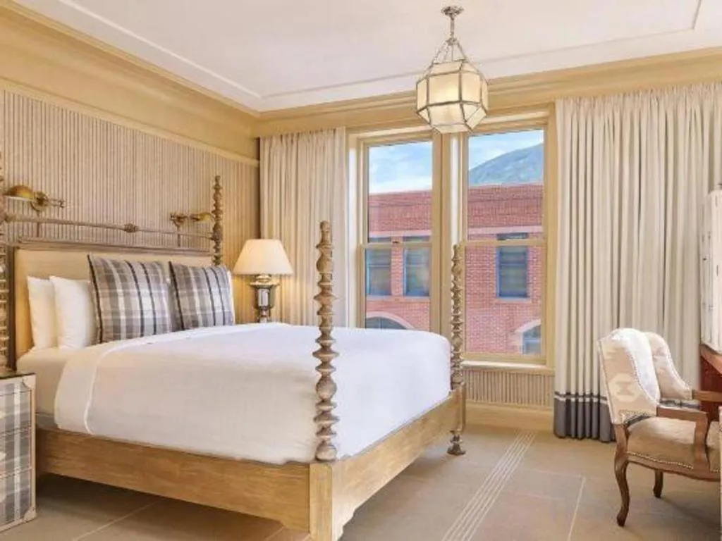 Bed in Hotel Jerome, An Auberge Resort