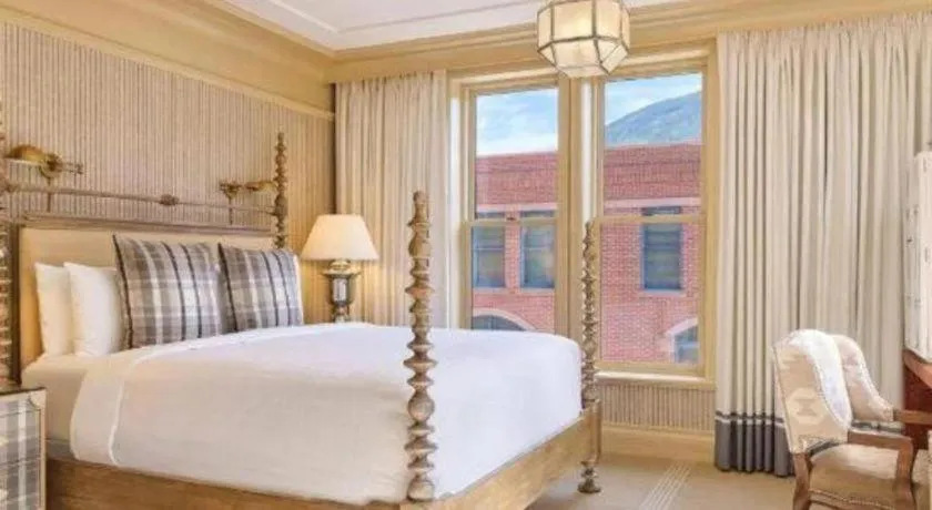 Bed in Hotel Jerome, An Auberge Resort