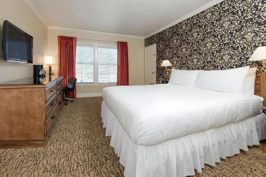 Bed in The Lafayette Hotel, Swim Club & Bungalows