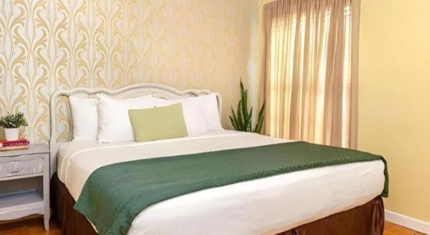 Bed in The Lafayette Hotel, Swim Club & Bungalows
