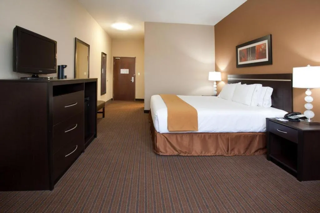 Bed in Holiday Inn Express Hotel & Suites Lamar By IHG