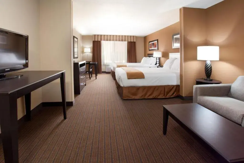 Bed in Holiday Inn Express Hotel & Suites Lamar By IHG Bed in Holiday Inn Express Hotel & Suites Lamar By IHG