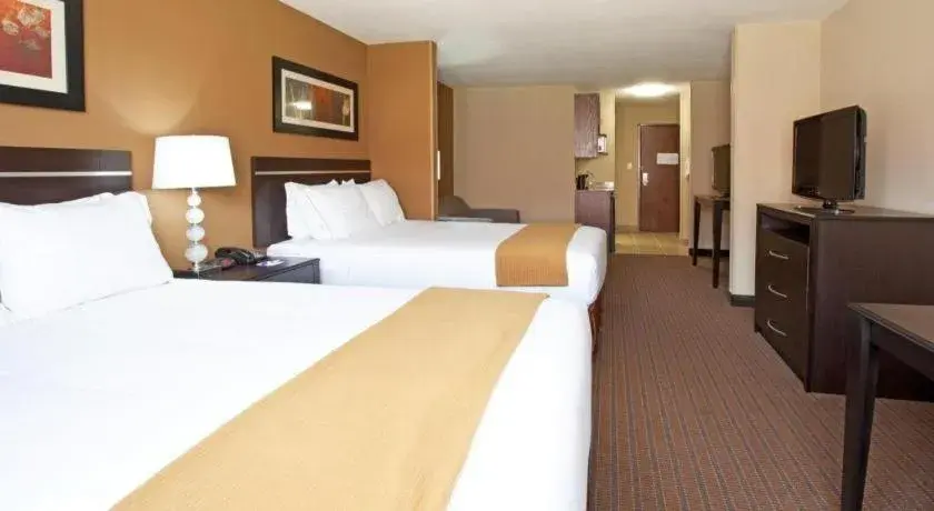 Bed in Holiday Inn Express Hotel & Suites Lamar By IHG Bed in Holiday Inn Express Hotel & Suites Lamar By IHG