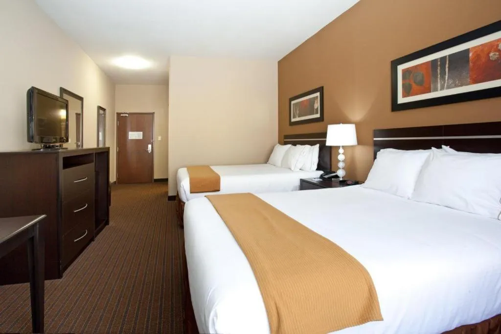 Bed in Holiday Inn Express Hotel & Suites Lamar By IHG