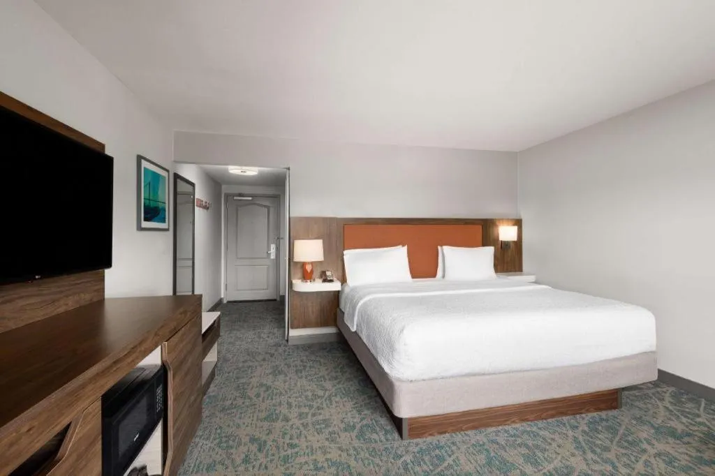 Bed in Hampton Inn & Suites Savannah-Airport