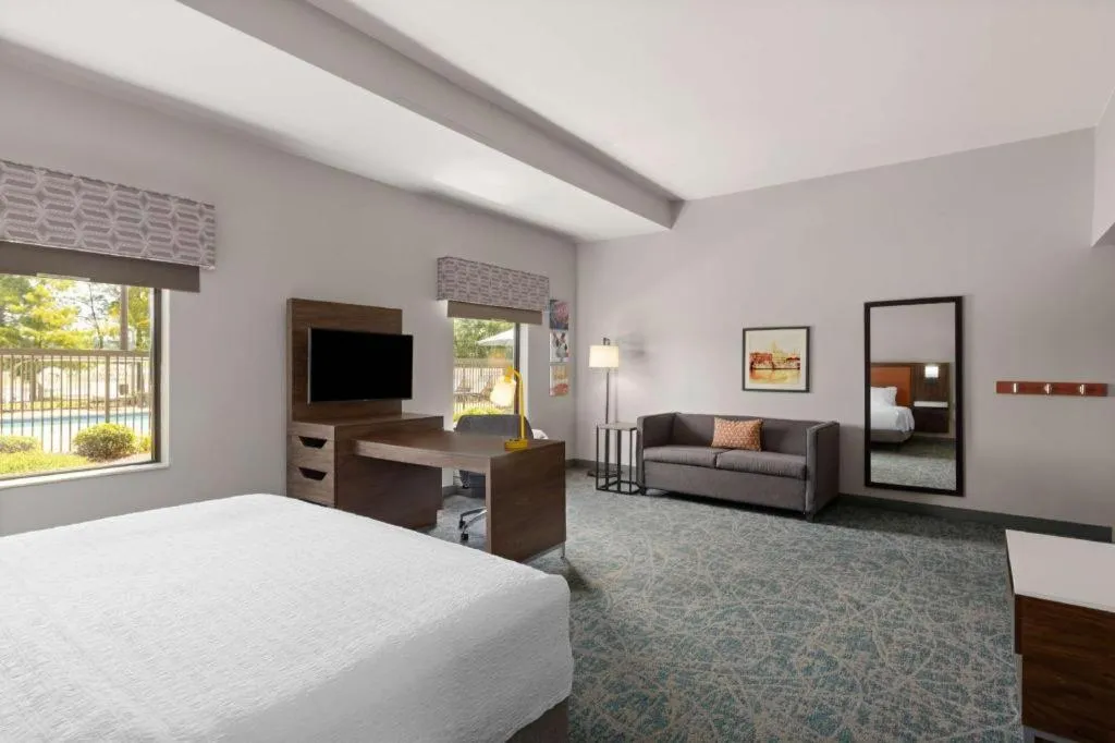 Bed in Hampton Inn & Suites Savannah-Airport