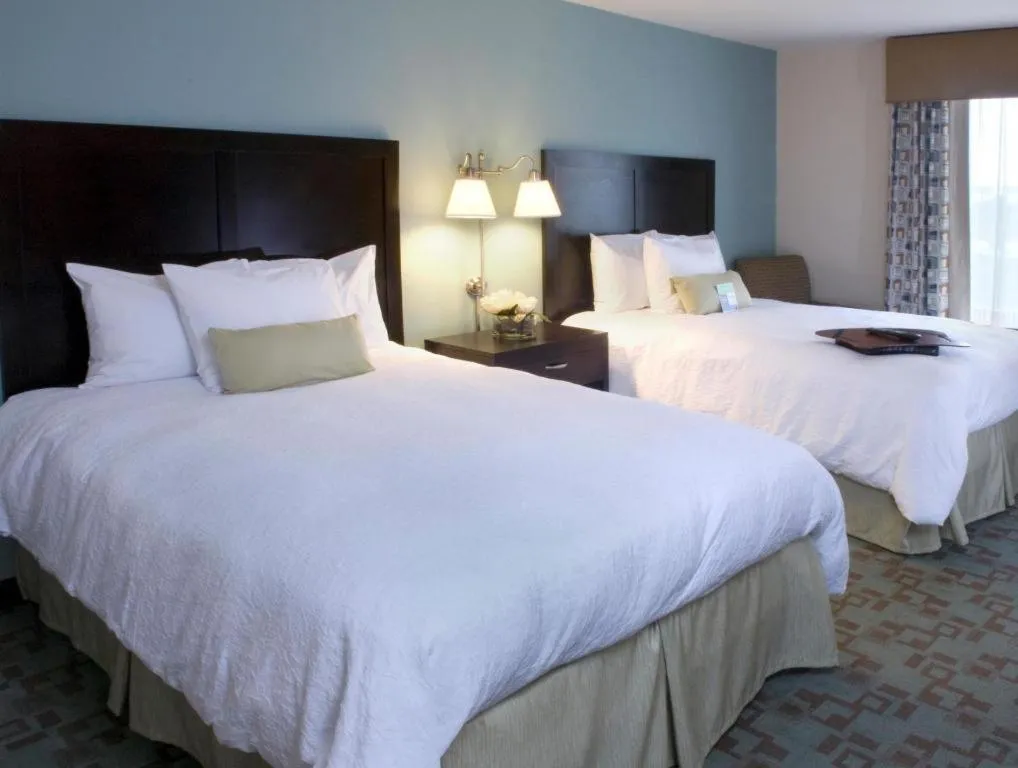 Bed in Hampton Inn & Suites Savannah-Airport