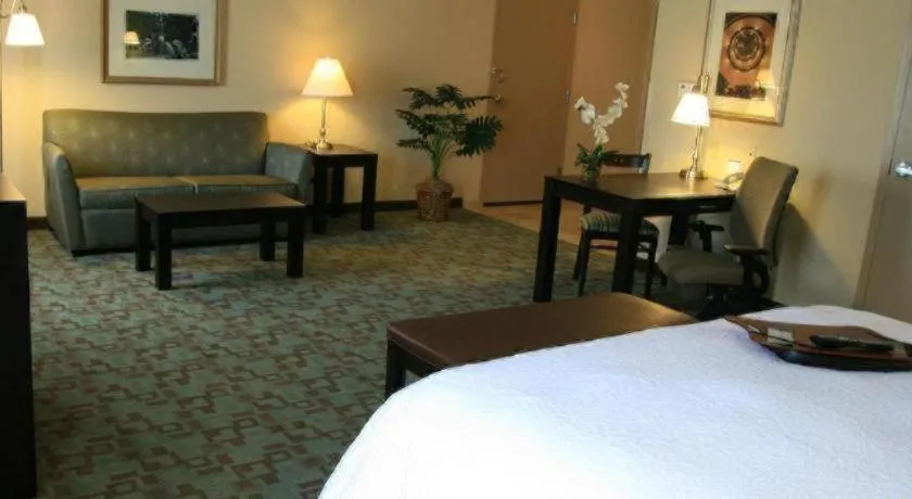 Hampton Inn & Suites Savannah-Airport