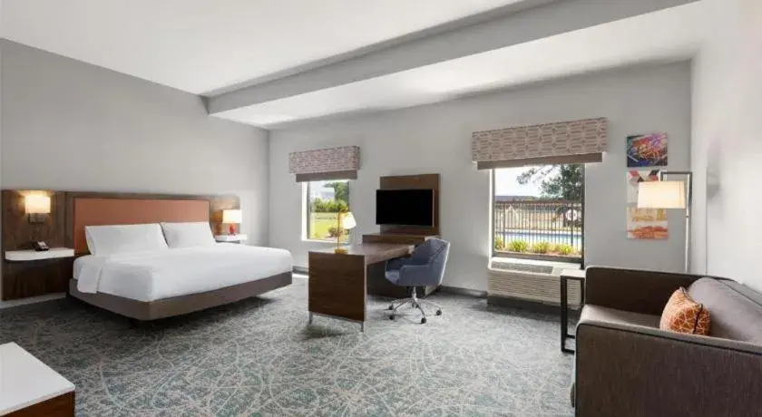 Bed in Hampton Inn & Suites Savannah-Airport Bed in Hampton Inn & Suites Savannah-Airport