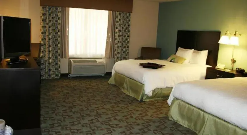 Bed in Hampton Inn & Suites Savannah-Airport Bed in Hampton Inn & Suites Savannah-Airport