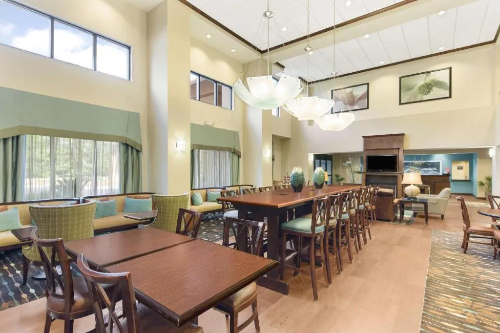 Hampton Inn & Suites Savannah-Airport