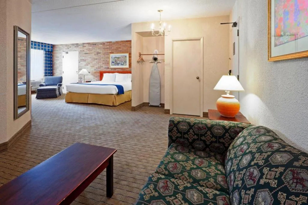 Bed in Holiday Inn Express Toronto East - Scarborough By IHG