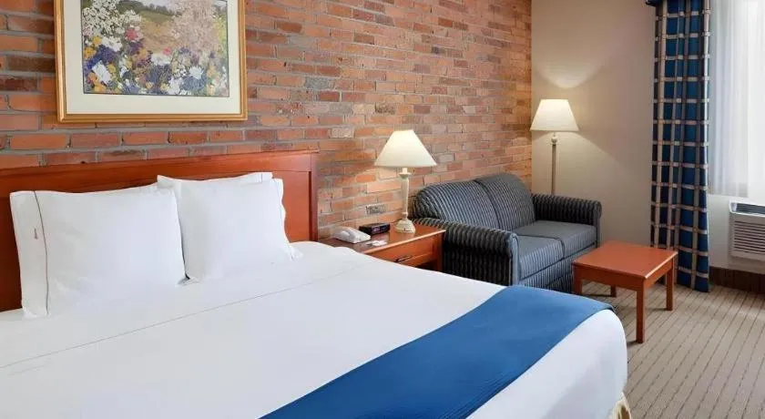 Bed in Holiday Inn Express Toronto East - Scarborough By IHG