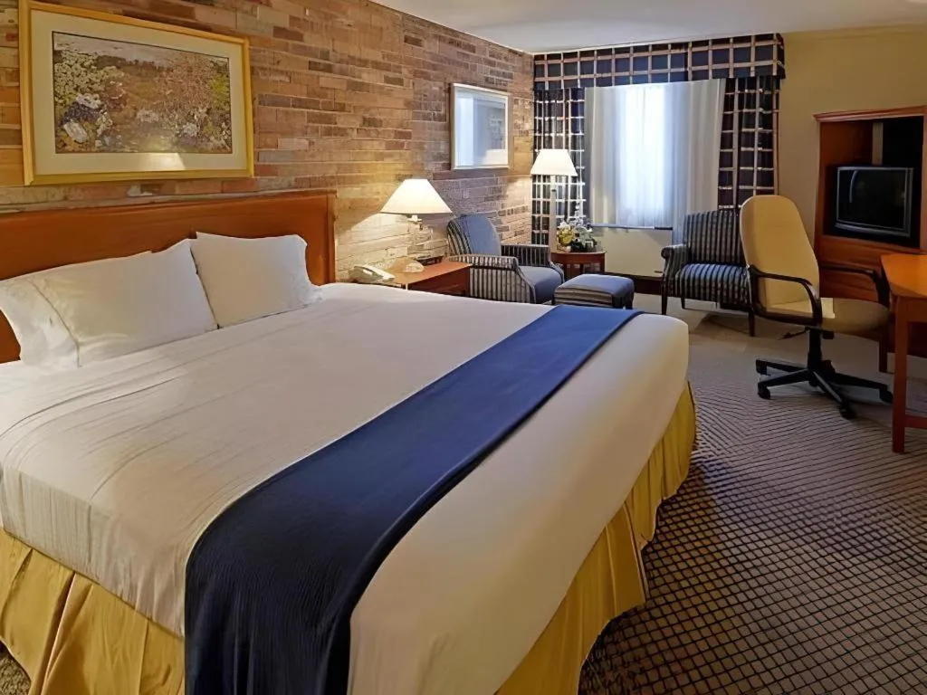 Bed in Holiday Inn Express Toronto East - Scarborough By IHG