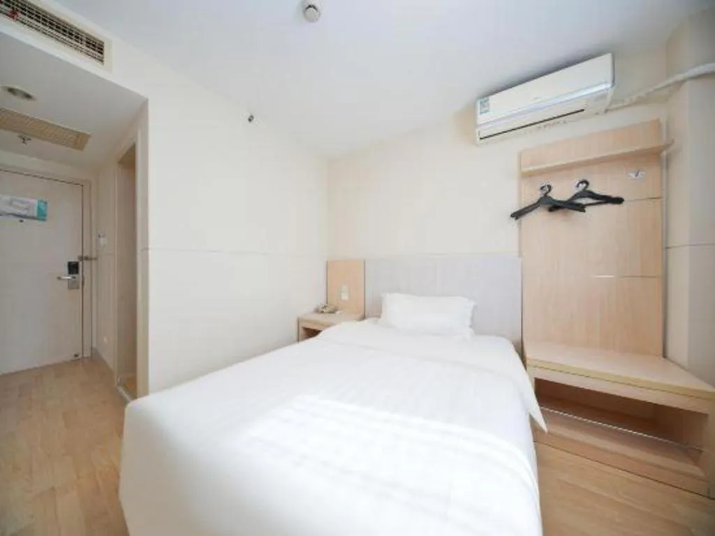 Bed in Jinjiang Inn Qingdao Hangzhou Rd.