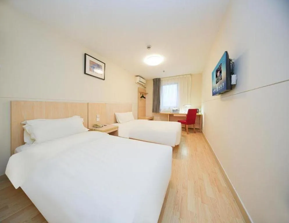 Bed in Jinjiang Inn Qingdao Hangzhou Rd.