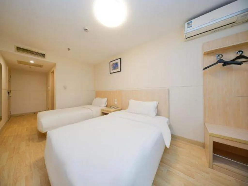 Bed in Jinjiang Inn Qingdao Hangzhou Rd.