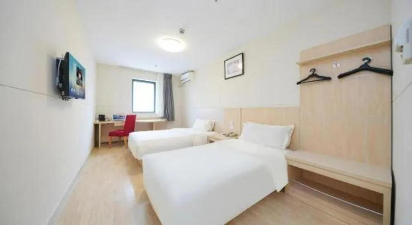 Bed in Jinjiang Inn Qingdao Hangzhou Rd.