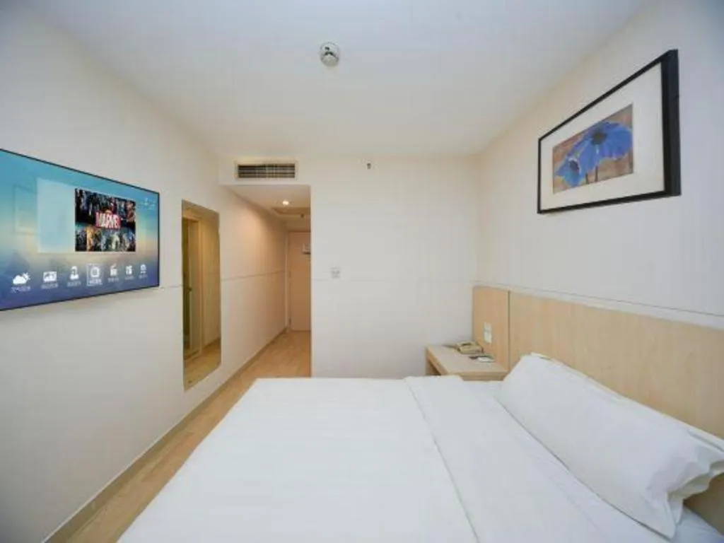 Bed in Jinjiang Inn Qingdao Hangzhou Rd.