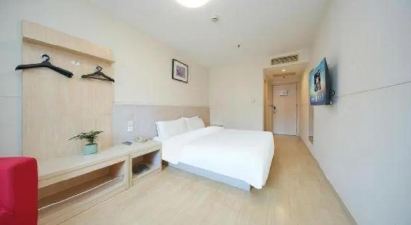 Bed in Jinjiang Inn Qingdao Hangzhou Rd.