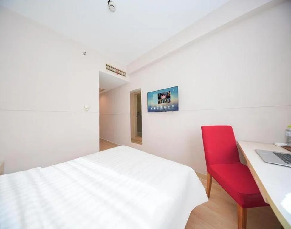 Bed in Jinjiang Inn Qingdao Hangzhou Rd.