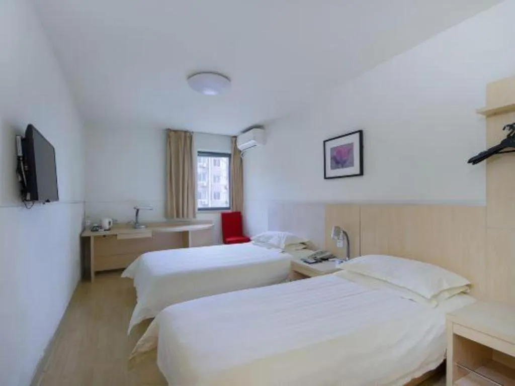 Bed in Jinjiang Inn Qingdao Hangzhou Rd.