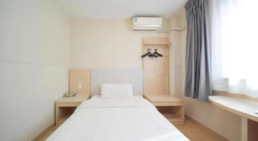 Bed in Jinjiang Inn Qingdao Hangzhou Rd.