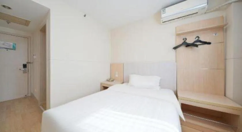 Bed in Jinjiang Inn Qingdao Hangzhou Rd.