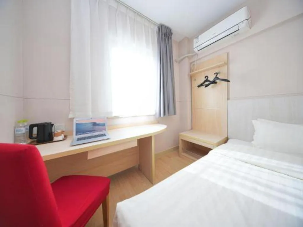 Bed in Jinjiang Inn Qingdao Hangzhou Rd.