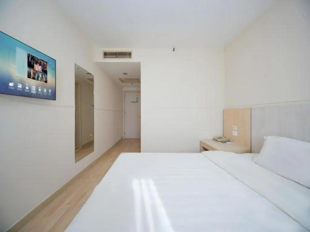 Bed in Jinjiang Inn Qingdao Hangzhou Rd.