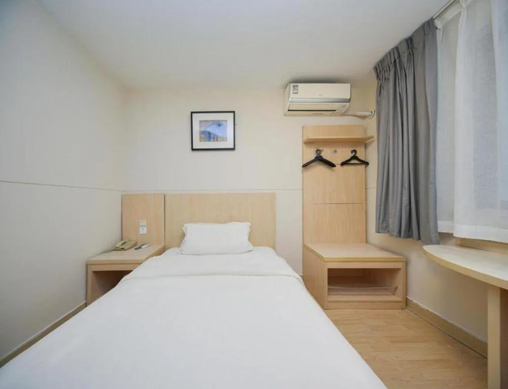 Bed in Jinjiang Inn Qingdao Hangzhou Rd.