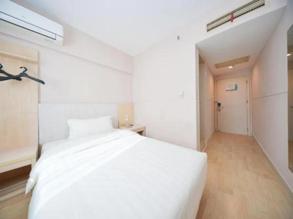 Bed in Jinjiang Inn Qingdao Hangzhou Rd.