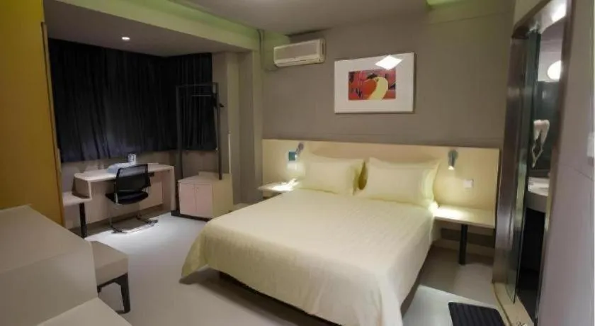 Bed in Jinjiang Inn Chengdu Kuanzhai Alley Jinxianqiao