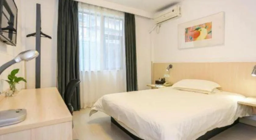 Bed in Jinjiang Inn Chengdu Kuanzhai Alley Jinxianqiao